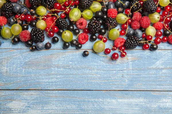 Çeşitli taze yaz meyveleri. Üstten görünüm. Çilek meyve renk gıda dessertberries karıştırın. Antioksidan, detoks diyet, organik meyve.