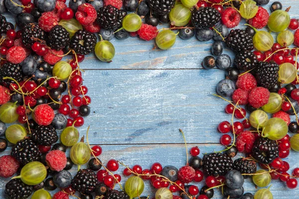 Çeşitli taze yaz meyveleri. Üstten görünüm. Çilek meyve renk gıda dessertberries karıştırın. Antioksidan, detoks diyet, organik meyve.