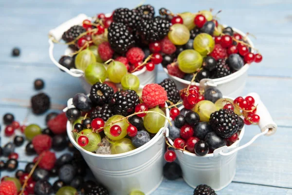 Çeşitli taze yaz meyveleri. Üstten görünüm. Çilek meyve renk gıda dessertberries karıştırın. Antioksidan, detoks diyet, organik meyve.