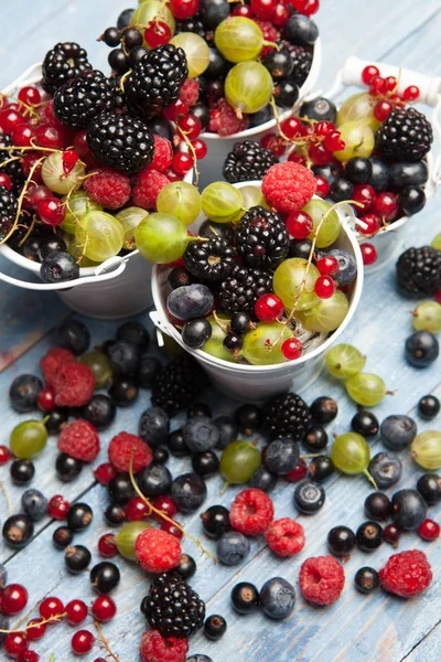 Çeşitli taze yaz meyveleri. Üstten görünüm. Çilek meyve renk gıda dessertberries karıştırın. Antioksidan, detoks diyet, organik meyve.