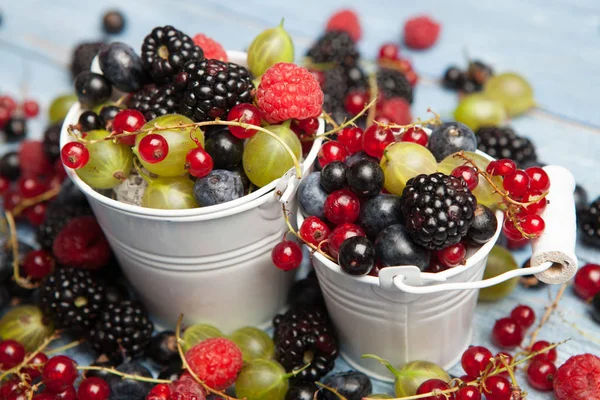 Çeşitli taze yaz meyveleri. Üstten görünüm. Çilek meyve renk gıda dessertberries karıştırın. Antioksidan, detoks diyet, organik meyve.