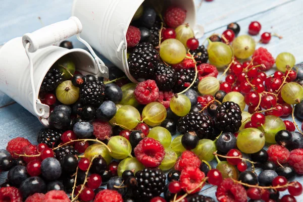 Çeşitli taze yaz meyveleri. Üstten görünüm. Çilek meyve renk gıda dessertberries karıştırın. Antioksidan, detoks diyet, organik meyve.