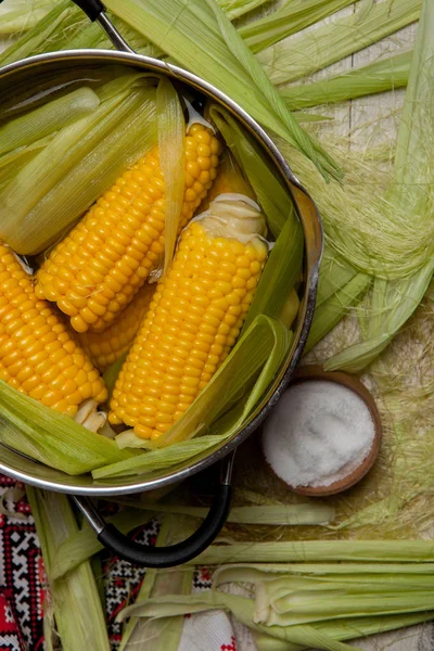 Rebus Jagung Manis Dengan Garam Jagung Manis Dimasak Dalam Pot — Stok Foto