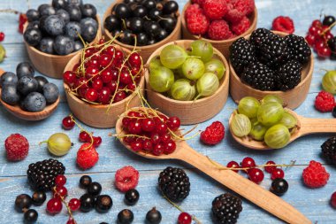 Çeşitli taze yaz meyveleri. Üstten görünüm. Çilek meyve renk gıda dessertberries karıştırın. Antioksidan, detoks diyet, organik meyve.