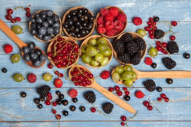 Çeşitli taze yaz meyveleri. Üstten görünüm. Çilek meyve renk gıda dessertberries karıştırın. Antioksidan, detoks diyet, organik meyve.