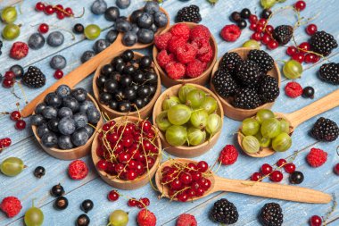 Çeşitli taze yaz meyveleri. Üstten görünüm. Çilek meyve renk gıda dessertberries karıştırın. Antioksidan, detoks diyet, organik meyve.