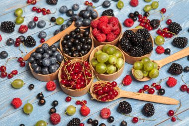 Çeşitli taze yaz meyveleri. Üstten görünüm. Çilek meyve renk gıda dessertberries karıştırın. Antioksidan, detoks diyet, organik meyve.