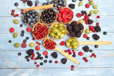 Çeşitli taze yaz meyveleri. Üstten görünüm. Çilek meyve renk gıda dessertberries karıştırın. Antioksidan, detoks diyet, organik meyve.