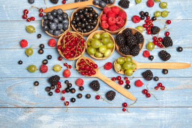 Çeşitli taze yaz meyveleri. Üstten görünüm. Çilek meyve renk gıda dessertberries karıştırın. Antioksidan, detoks diyet, organik meyve.