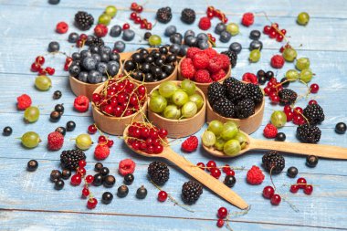 Çeşitli taze yaz meyveleri. Üstten görünüm. Çilek meyve renk gıda dessertberries karıştırın. Antioksidan, detoks diyet, organik meyve.