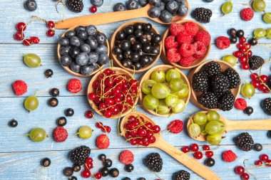 Çeşitli taze yaz meyveleri. Üstten görünüm. Çilek meyve renk gıda dessertberries karıştırın. Antioksidan, detoks diyet, organik meyve.