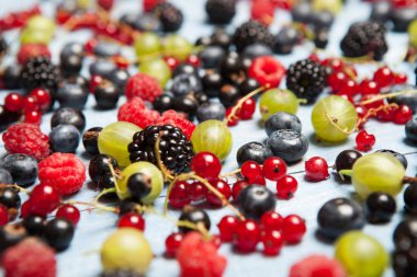 Çeşitli taze yaz meyveleri. Üstten görünüm. Çilek meyve renk gıda dessertberries karıştırın. Antioksidan, detoks diyet, organik meyve.