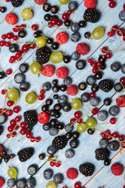 Çeşitli taze yaz meyveleri. Üstten görünüm. Çilek meyve renk gıda dessertberries karıştırın. Antioksidan, detoks diyet, organik meyve.
