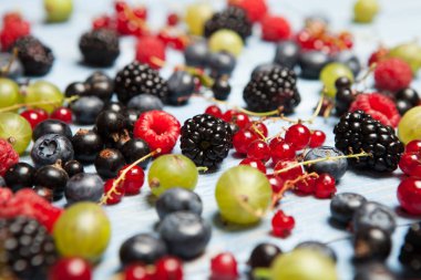 Çeşitli taze yaz meyveleri. Üstten görünüm. Çilek meyve renk gıda dessertberries karıştırın. Antioksidan, detoks diyet, organik meyve.
