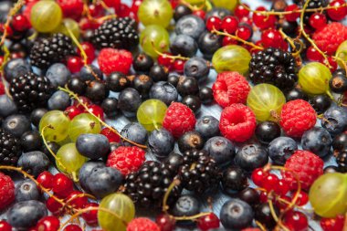 Çeşitli taze yaz meyveleri. Üstten görünüm. Çilek meyve renk gıda dessertberries karıştırın. Antioksidan, detoks diyet, organik meyve.