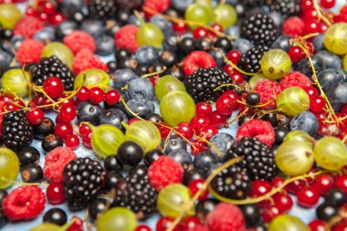 Çeşitli taze yaz meyveleri. Üstten görünüm. Çilek meyve renk gıda dessertberries karıştırın. Antioksidan, detoks diyet, organik meyve.