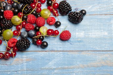 Çeşitli taze yaz meyveleri. Üstten görünüm. Çilek meyve renk gıda dessertberries karıştırın. Antioksidan, detoks diyet, organik meyve.