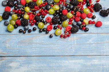 Çeşitli taze yaz meyveleri. Üstten görünüm. Çilek meyve renk gıda dessertberries karıştırın. Antioksidan, detoks diyet, organik meyve.