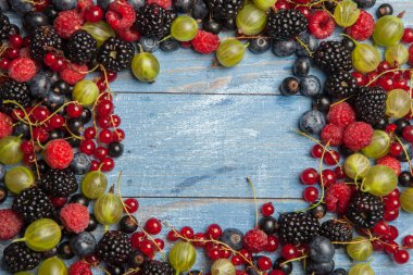 Çeşitli taze yaz meyveleri. Üstten görünüm. Çilek meyve renk gıda dessertberries karıştırın. Antioksidan, detoks diyet, organik meyve.