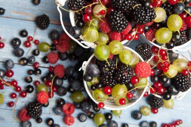 Çeşitli taze yaz meyveleri. Üstten görünüm. Çilek meyve renk gıda dessertberries karıştırın. Antioksidan, detoks diyet, organik meyve.