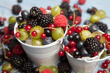 Çeşitli taze yaz meyveleri. Üstten görünüm. Çilek meyve renk gıda dessertberries karıştırın. Antioksidan, detoks diyet, organik meyve.