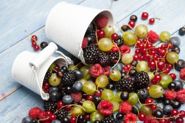 Çeşitli taze yaz meyveleri. Üstten görünüm. Çilek meyve renk gıda dessertberries karıştırın. Antioksidan, detoks diyet, organik meyve.