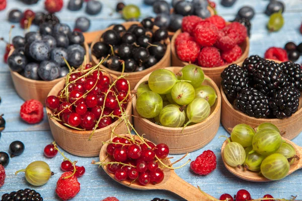 Çeşitli taze yaz meyveleri. Üstten görünüm. Çilek meyve renk gıda dessertberries karıştırın. Antioksidan, detoks diyet, organik meyve.