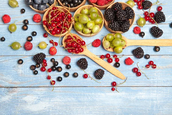 Çeşitli taze yaz meyveleri. Üstten görünüm. Çilek meyve renk gıda dessertberries karıştırın. Antioksidan, detoks diyet, organik meyve.