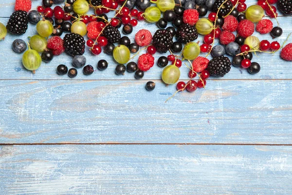 Çeşitli taze yaz meyveleri. Üstten görünüm. Çilek meyve renk gıda dessertberries karıştırın. Antioksidan, detoks diyet, organik meyve.