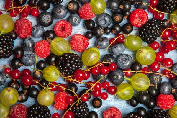Çeşitli taze yaz meyveleri. Üstten görünüm. Çilek meyve renk gıda dessertberries karıştırın. Antioksidan, detoks diyet, organik meyve.