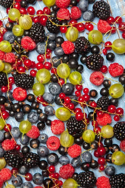 Çeşitli taze yaz meyveleri. Üstten görünüm. Çilek meyve renk gıda dessertberries karıştırın. Antioksidan, detoks diyet, organik meyve.