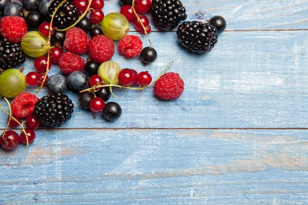 Çeşitli taze yaz meyveleri. Üstten görünüm. Çilek meyve renk gıda dessertberries karıştırın. Antioksidan, detoks diyet, organik meyve.