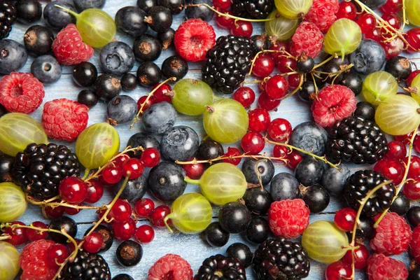 Çeşitli taze yaz meyveleri. Üstten görünüm. Çilek meyve renk gıda dessertberries karıştırın. Antioksidan, detoks diyet, organik meyve.