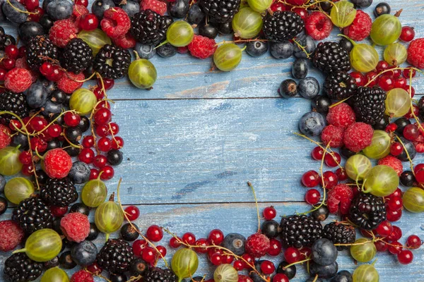 Çeşitli taze yaz meyveleri. Üstten görünüm. Çilek meyve renk gıda dessertberries karıştırın. Antioksidan, detoks diyet, organik meyve.