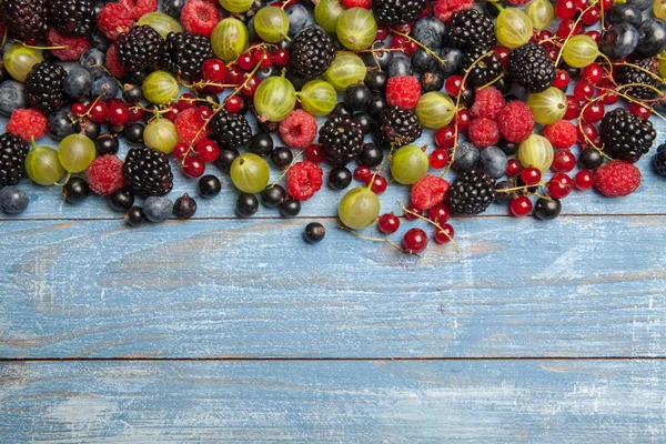 Çeşitli taze yaz meyveleri. Üstten görünüm. Çilek meyve renk gıda dessertberries karıştırın. Antioksidan, detoks diyet, organik meyve.