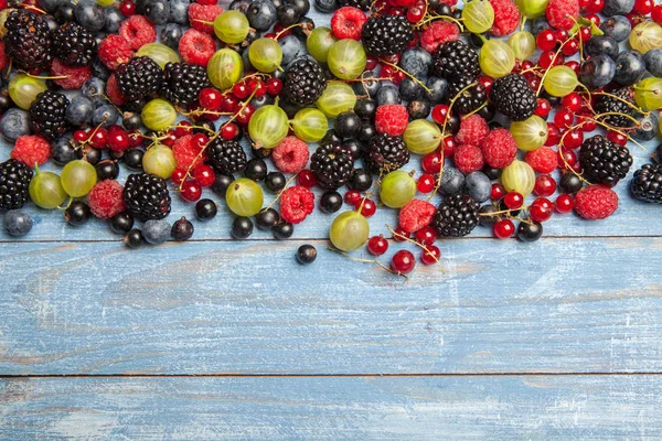 Çeşitli taze yaz meyveleri. Üstten görünüm. Çilek meyve renk gıda dessertberries karıştırın. Antioksidan, detoks diyet, organik meyve.