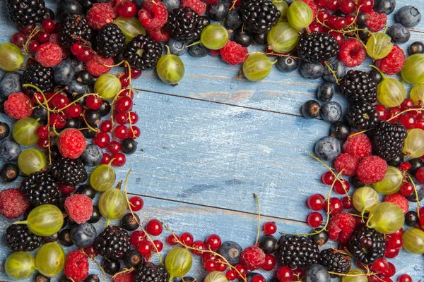 な新鮮な夏の果実 平面図です ベリー ミックス フルーツ色食品 Dessertberries 抗酸化 デトックス ダイエット 有機フルーツ — ストック写真