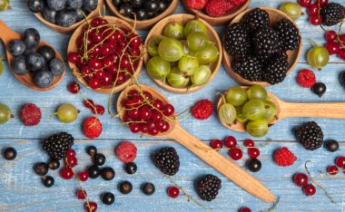 Çeşitli taze yaz meyveleri. Üstten görünüm. Çilek meyve renk gıda dessertberries karıştırın. Antioksidan, detoks diyet, organik meyve.