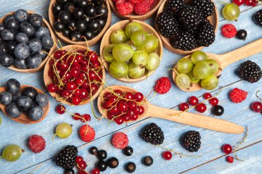 Çeşitli taze yaz meyveleri. Üstten görünüm. Çilek meyve renk gıda dessertberries karıştırın. Antioksidan, detoks diyet, organik meyve.