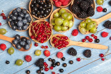 Çeşitli taze yaz meyveleri. Üstten görünüm. Çilek meyve renk gıda dessertberries karıştırın. Antioksidan, detoks diyet, organik meyve.