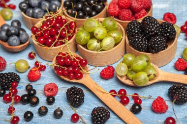 Çeşitli taze yaz meyveleri. Üstten görünüm. Çilek meyve renk gıda dessertberries karıştırın. Antioksidan, detoks diyet, organik meyve.