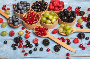 Çeşitli taze yaz meyveleri. Üstten görünüm. Çilek meyve renk gıda dessertberries karıştırın. Antioksidan, detoks diyet, organik meyve.