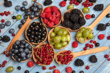 Çeşitli taze yaz meyveleri. Üstten görünüm. Çilek meyve renk gıda dessertberries karıştırın. Antioksidan, detoks diyet, organik meyve.