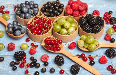 Çeşitli taze yaz meyveleri. Üstten görünüm. Çilek meyve renk gıda dessertberries karıştırın. Antioksidan, detoks diyet, organik meyve.