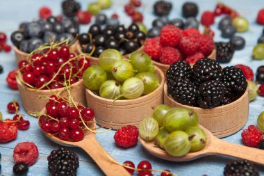 Çeşitli taze yaz meyveleri. Üstten görünüm. Çilek meyve renk gıda dessertberries karıştırın. Antioksidan, detoks diyet, organik meyve.