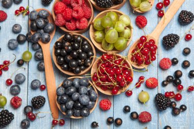 Çeşitli taze yaz meyveleri. Üstten görünüm. Çilek meyve renk gıda dessertberries karıştırın. Antioksidan, detoks diyet, organik meyve.