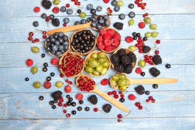 Çeşitli taze yaz meyveleri. Üstten görünüm. Çilek meyve renk gıda dessertberries karıştırın. Antioksidan, detoks diyet, organik meyve.