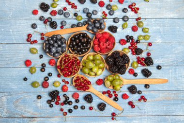 Çeşitli taze yaz meyveleri. Üstten görünüm. Çilek meyve renk gıda dessertberries karıştırın. Antioksidan, detoks diyet, organik meyve.