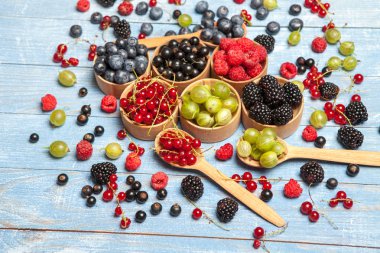 Çeşitli taze yaz meyveleri. Üstten görünüm. Çilek meyve renk gıda dessertberries karıştırın. Antioksidan, detoks diyet, organik meyve.