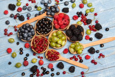 Çeşitli taze yaz meyveleri. Üstten görünüm. Çilek meyve renk gıda dessertberries karıştırın. Antioksidan, detoks diyet, organik meyve.